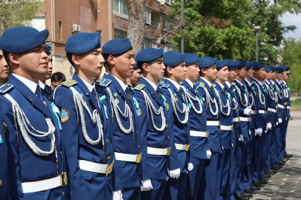 Празднование Дня защитника Отечества началось с возложения цветов и почтения памяти генерал-лейтенанта Жансена Кереева (7)
