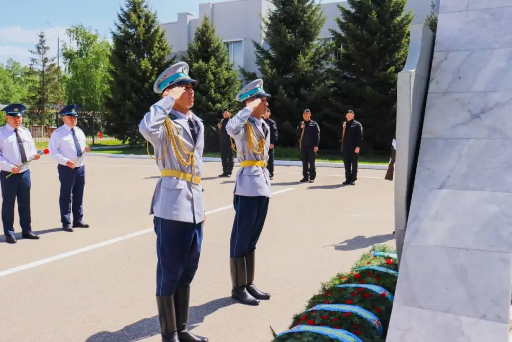 Память полицейских, погибших при исполнении служебных обязанностей почтили в ВКО (3)