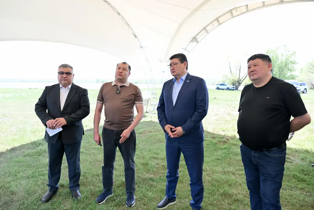 Аким области ознакомился с проектом развития левого берега зоны отдыха Шульбинского водохранилища (8)