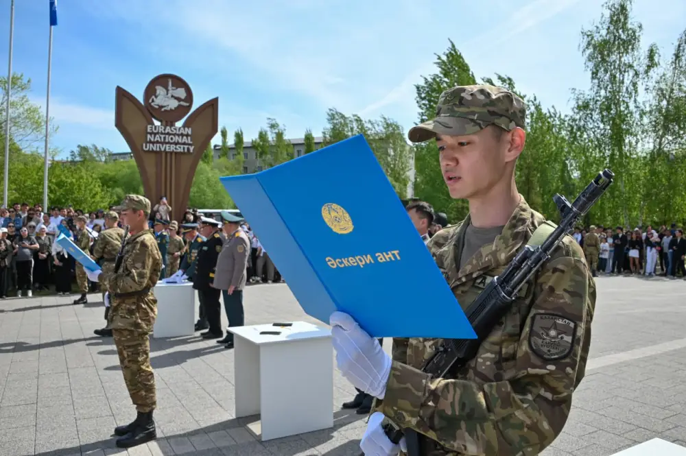 Около 13 тысяч курсантов военных кафедр вузов присягнули на верность Родине (8)