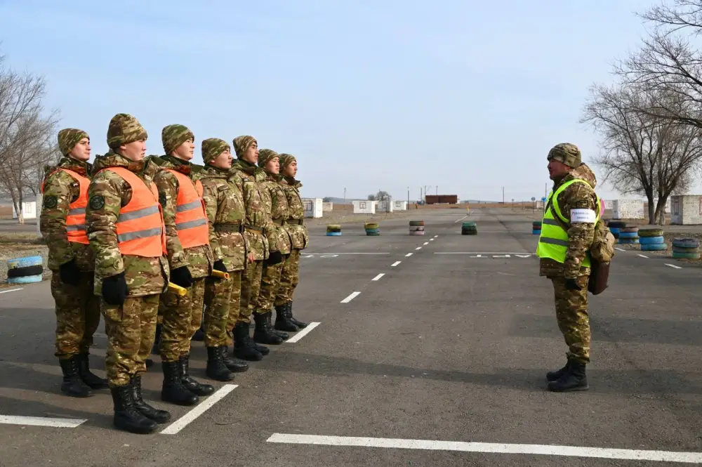 Около 250 курсантов военно-технических школ получили водительские права (2)