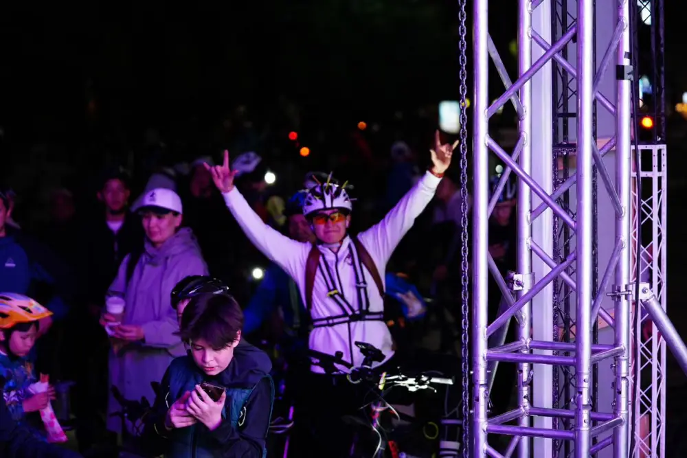 В Алматы впервые состоялся масштабный ночной велопробег Almaty Glow Ride (7)