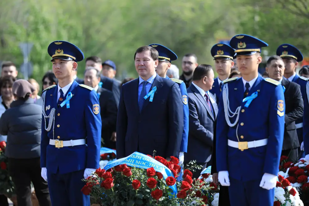 Актюбинцы возложили цветы в знак почтения к подвигу Алии Молдагуловой (10)
