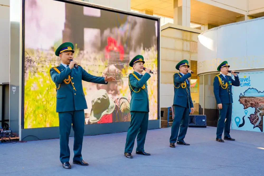Концерт исполнителей из числа военнослужащих Погранслужбы прошел на набережной Есиля (5)