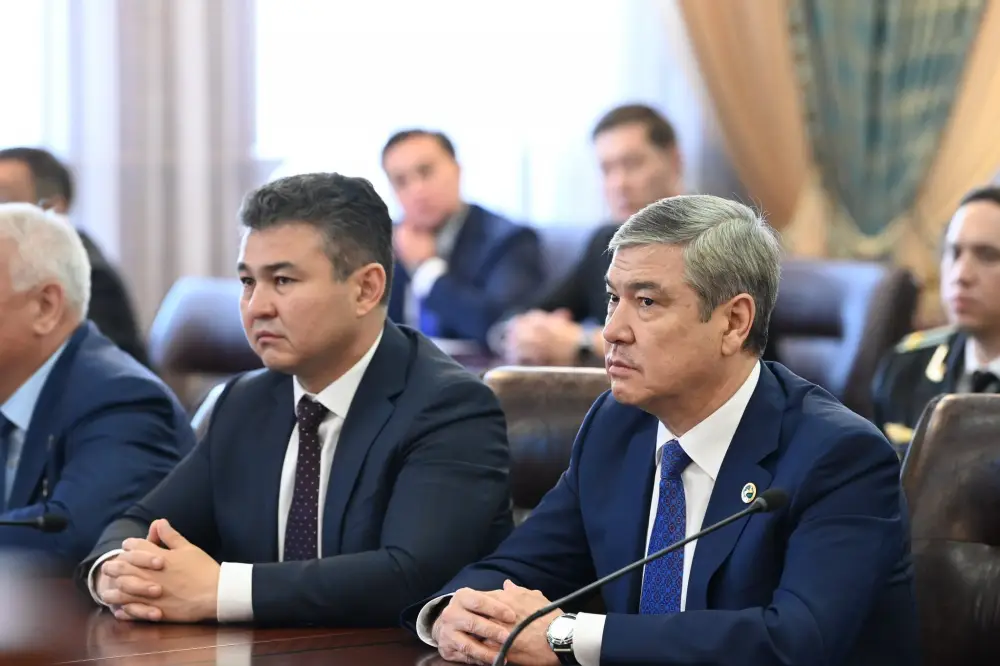 Олжас Бектенов от имени Главы государства поблагодарил Нурлыбека Налибаева на встрече с активом области (3)