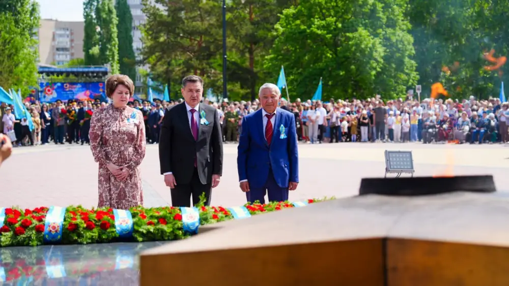 В День Победы в областном центре ВКО к мемориалу Славы возложили цветы (4)