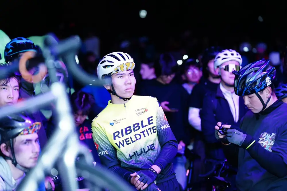 В Алматы впервые состоялся масштабный ночной велопробег Almaty Glow Ride (8)
