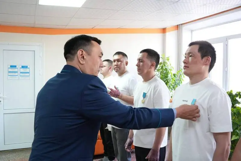 За спасение людей в Шахтинске пятеро полицейских награждены медалями (2)