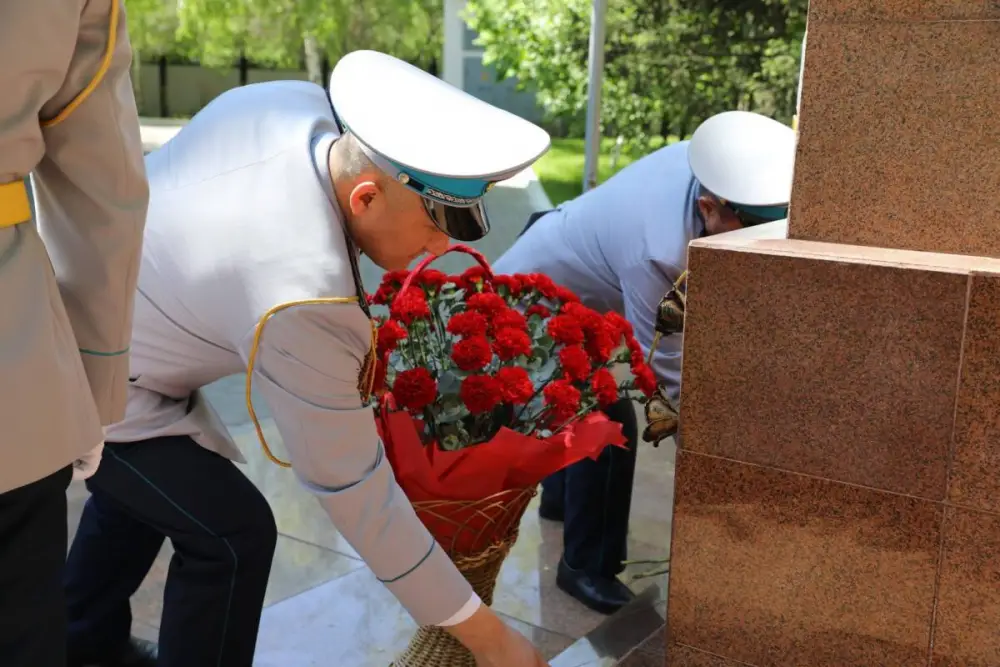 Транспортные полицейские возложили цветы к монументу "Мәңгілік ұмытылмас есімдер" в Астане (4)