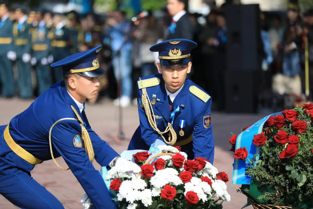 В День Победы актюбинцы возложили цветы у Обелиска Славы (9)