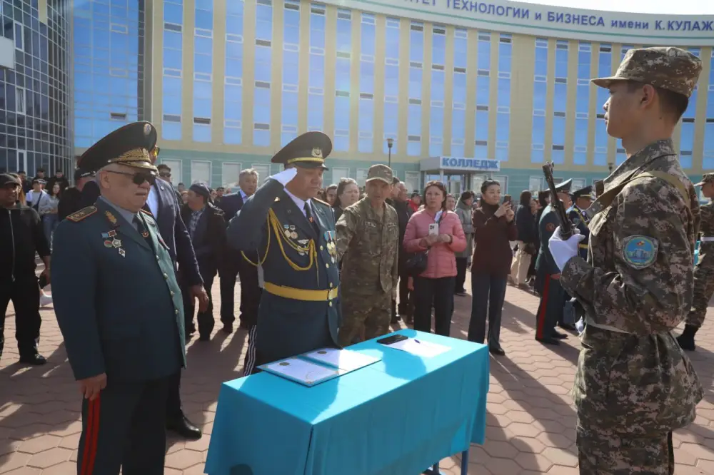 В Астане более 400 студентов военной кафедры КазУТБ присягнули на верность Родине (2)