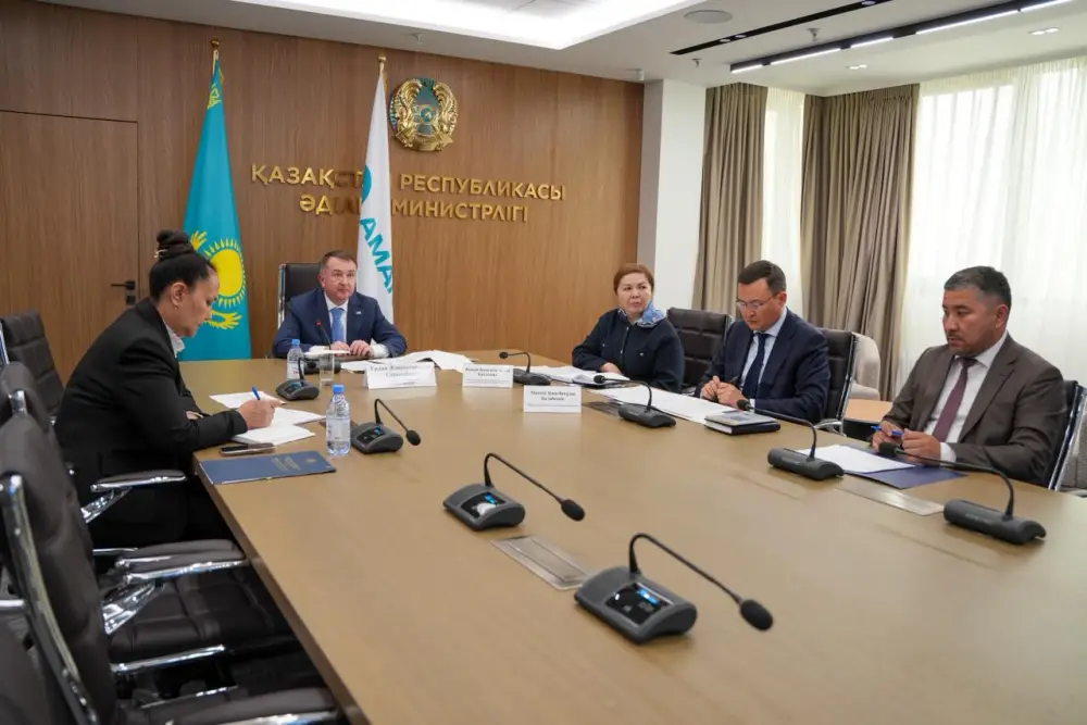 Министр юстиции РК Ерлан Сарсембаев провёл приём граждан в общественной приёмной Центрального аппарата партии AMANAT (4)