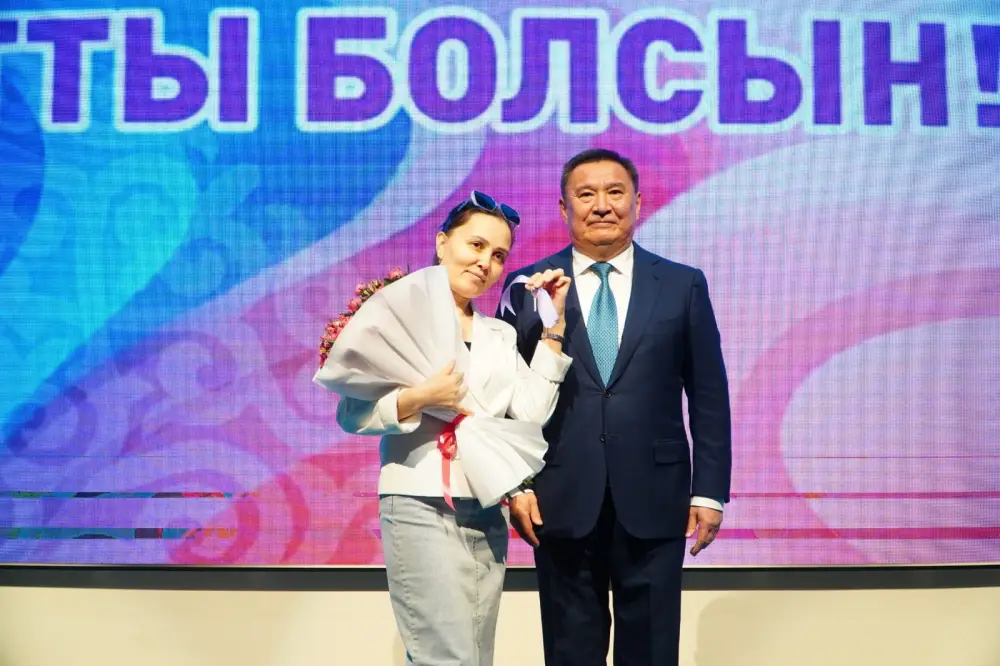 В г. Косшы еще 10 семей получили ключи от квартир (4)