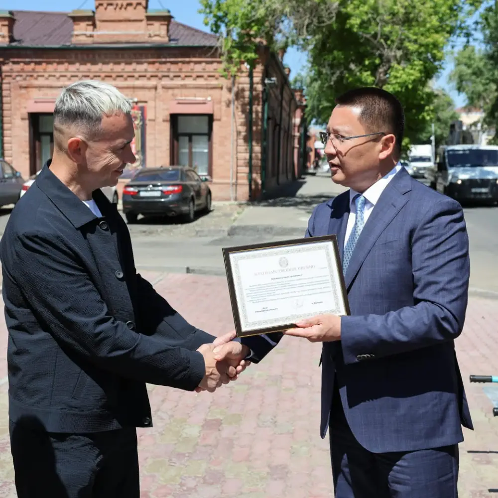В Павлодаре продолжается работа по озеленению и обновлению городского зеленого фонда (4)