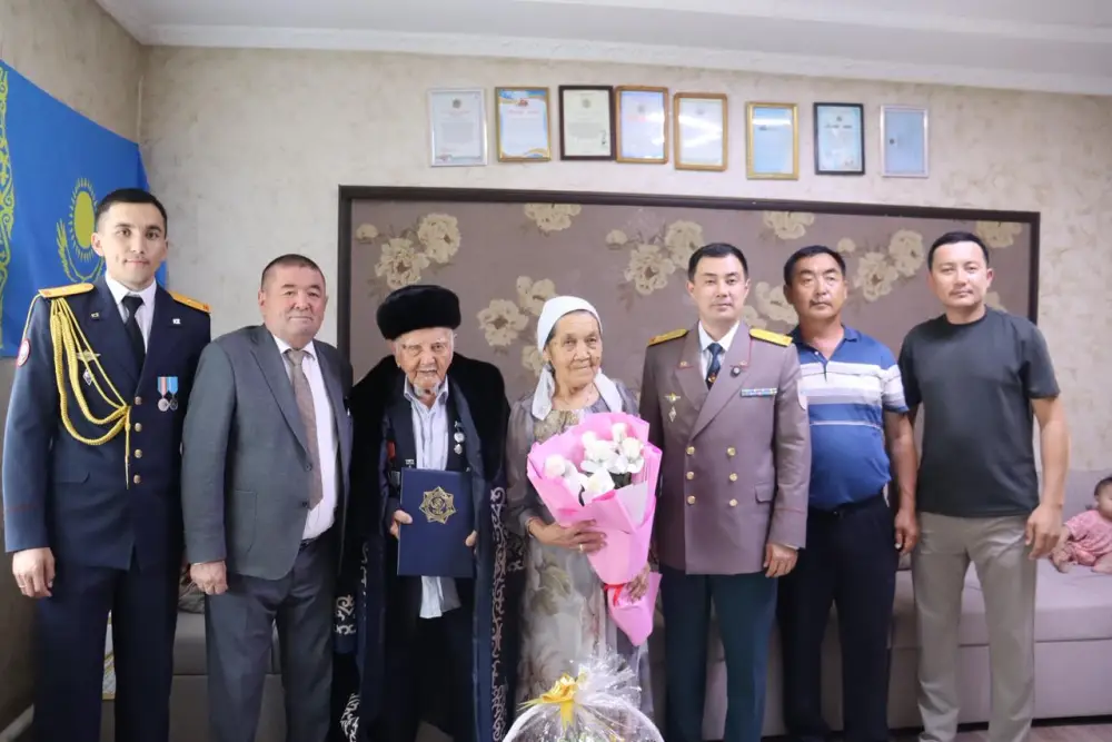 Спасатели поздравили 100-летнего ветерана пожарного с Днем Победы (4)