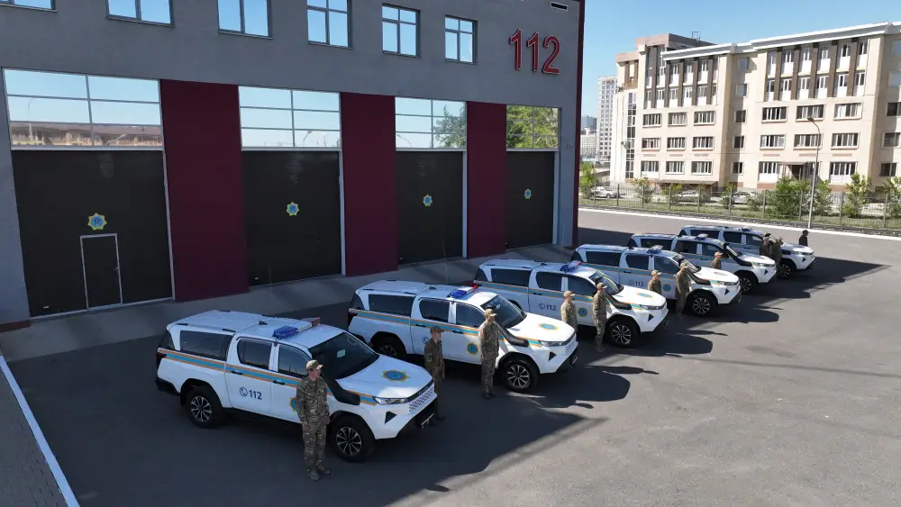 Глава МЧС вручил ключи от новой техники (10)