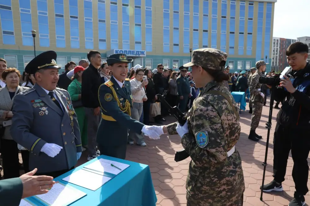 В Астане более 400 студентов военной кафедры КазУТБ присягнули на верность Родине (5)