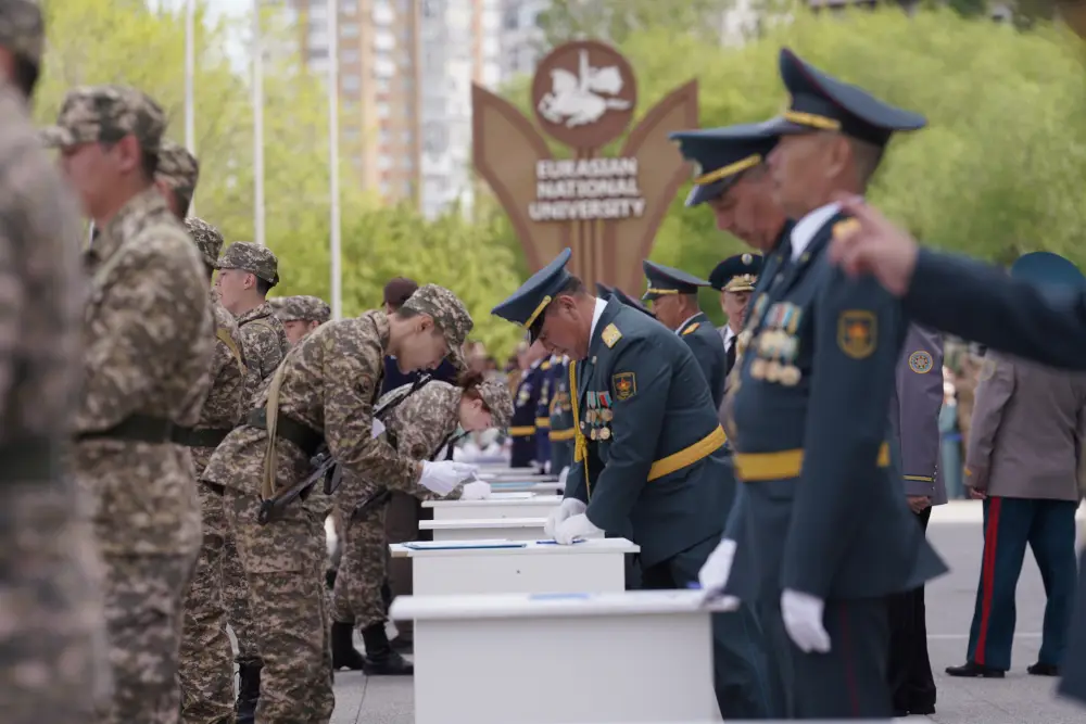 В Астане более 400 выпускников военной кафедры приняли присягу (8)