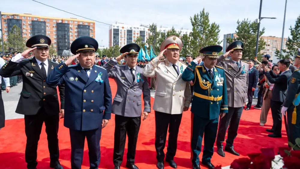 В Усть-Каменогорске прошла церемония возложения цветов к памятнику Народного Героя Сагадата Нурмагамбетова (4)