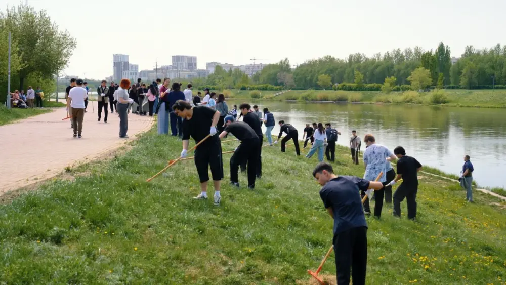 Экоакция на набережной Есиля: более 100 молодых людей внесли вклад в чистоту Астаны (9)