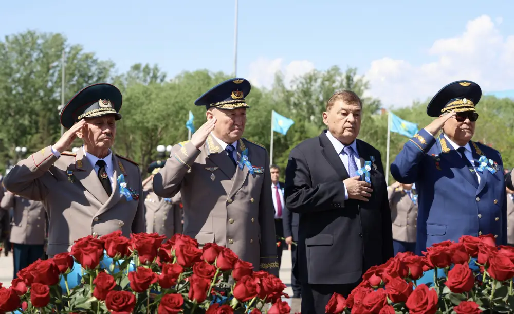 Министр обороны возложил цветы к монументу «Отан Ана» (7)