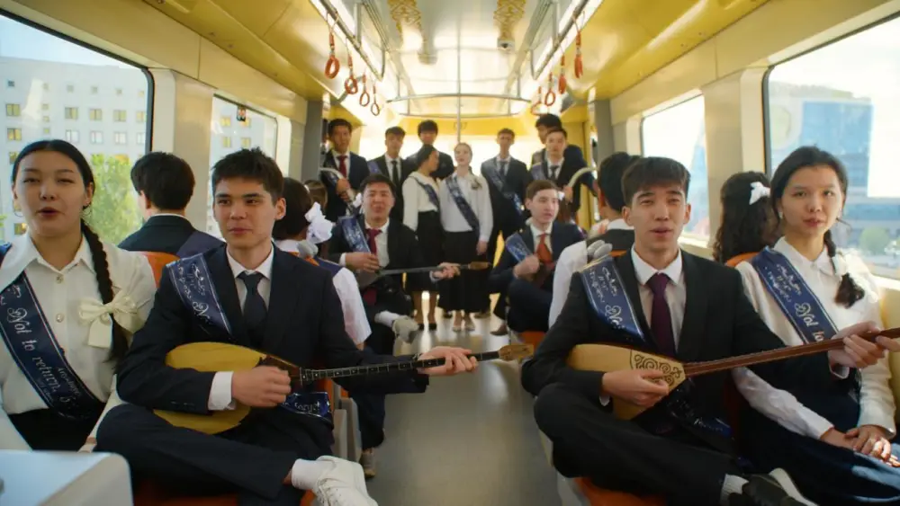 В Астане выпускники школ спели песню «Ақ бантик» в LRT (2)