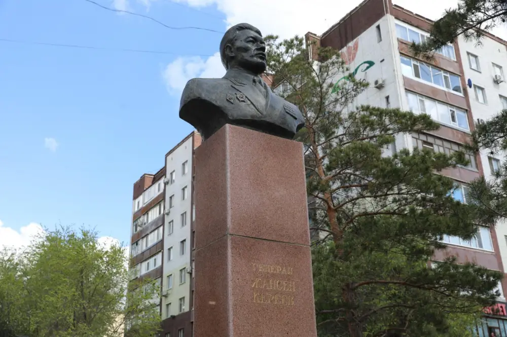 Празднование Дня защитника Отечества началось с возложения цветов и почтения памяти генерал-лейтенанта Жансена Кереева (3)