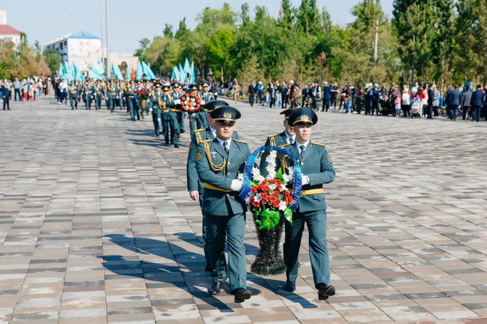Жители Атырау возложили цветы к Вечному огню в День Победы (9)