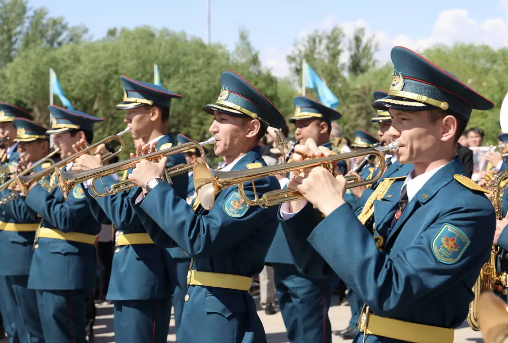 Министр обороны возложил цветы к монументу «Отан Ана» (2)