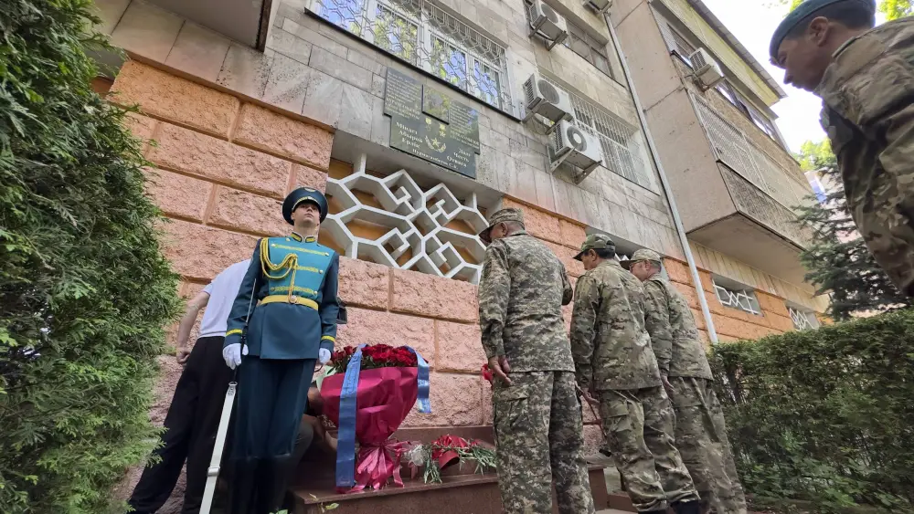 В Алматы почтили память генерала армии Сагадата Нурмагамбетова (4)