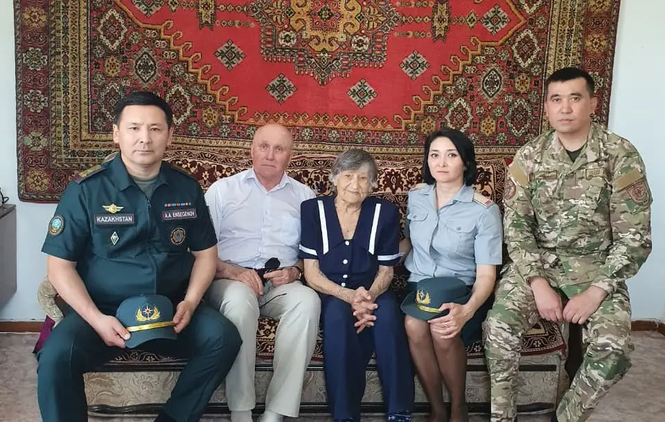 Спасатели поздравили тружеников тыла с Днем Победы (2)