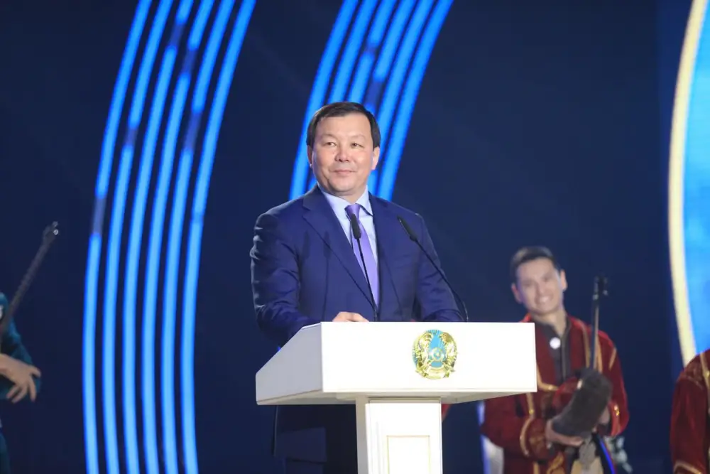 Глава региона на айтысе, посвященном столетнему юбилею Бакира Тажибаева, зачитал поздравление Президента (5)
