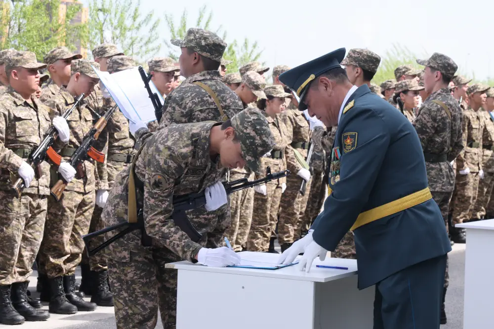 В Астане более 400 выпускников военной кафедры приняли присягу (4)