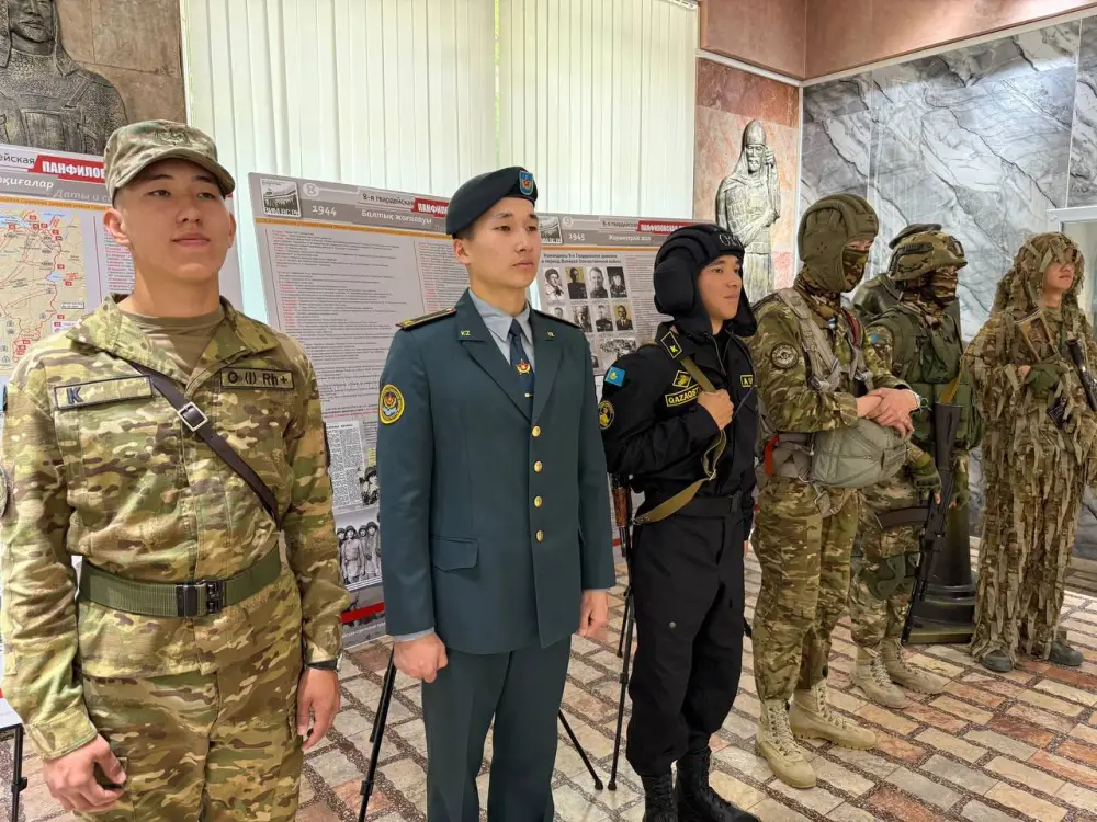 Более полутора тысяч школьников Алматы приняли участие в патриотической акции Министерства обороны (3)