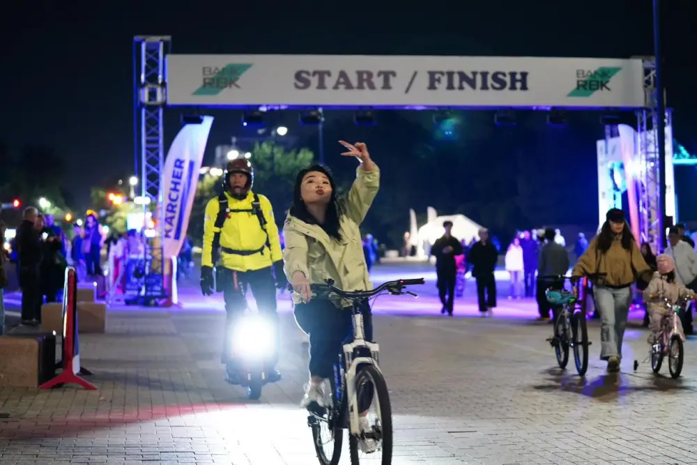 В Алматы впервые состоялся масштабный ночной велопробег Almaty Glow Ride (5)