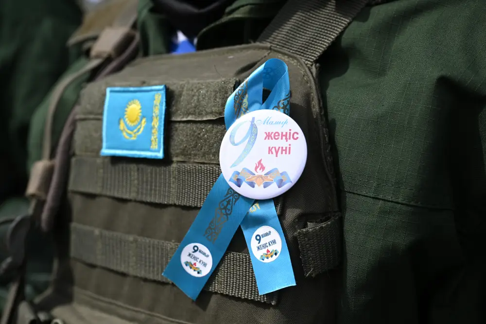 В честь 9 Мая в области Жетісу хор из 150 человек исполнил на двух языках песню «День Победы» (9)