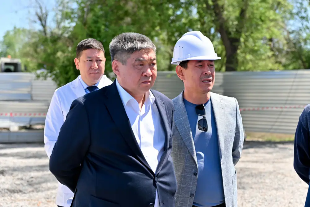 Аким области ознакомился со строительством центра коронарных вмешательств в Урджаре (4)