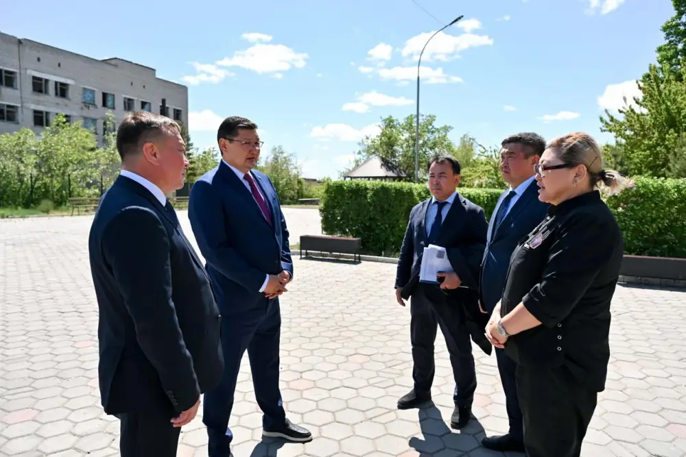 Проконтролирован ход ремонтных работ в больнице Курчатова (4)