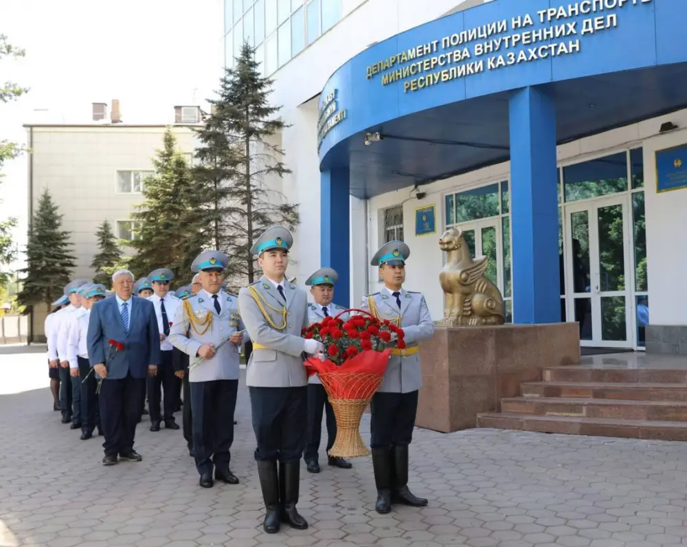Транспортные полицейские возложили цветы к монументу "Мәңгілік ұмытылмас есімдер" в Астане (3)