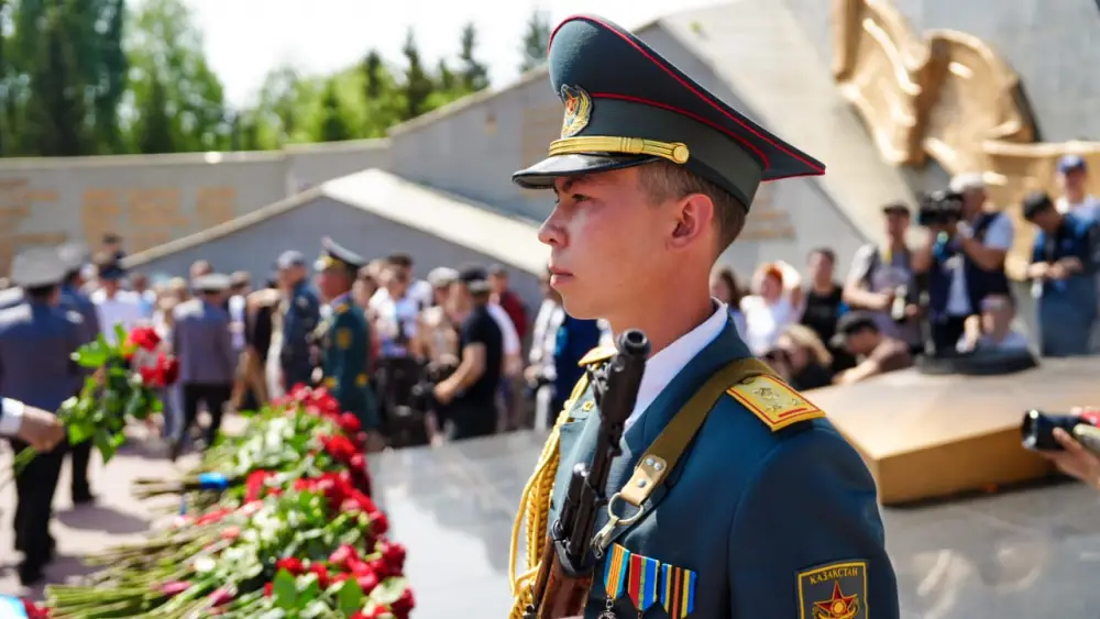 В День Победы в областном центре ВКО к мемориалу Славы возложили цветы (6)