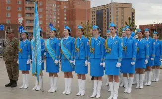 В Кокшетау отметили День Защитника Отечества с награждением военнослужащих и присягой школьников