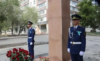 Празднование Дня защитника Отечества началось с возложения цветов и почтения памяти генерал-лейтенанта Жансена Кереева