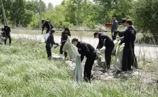 Молодежь Семей очищает поселок Водный: прошла экологическая акция