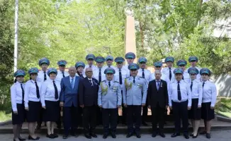 Транспортные полицейские возложили цветы к монументу "Мәңгілік ұмытылмас есімдер" в Астане в честь 81-й годовщины Великой Победы