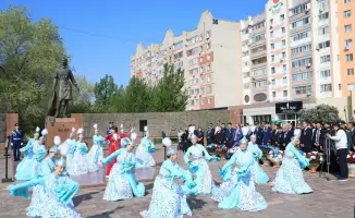Актюбинцы помнят: цветы для героини войны
