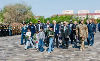 Атырау чтит память героев у Вечного огня