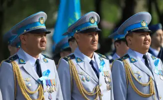 Актюбинцы возлагают цветы у Обелиска Славы в День Победы