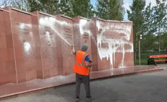 Экологическая акция в Астане: очистка памятника