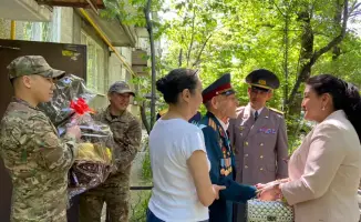 Спасатели Алматы поздравили 99-летнего ветерана ВОВ Егора Степановича Долидуду с Днём Победы