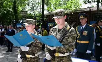 Патриотизм в каждом шаге: шествие в Университете Абая